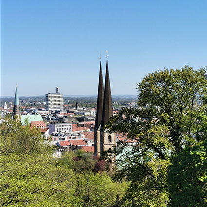 Panoramablick auf Bielefeld von der Sparrenburg aus, mit einer Aussicht auf die Stadt und ihre markante Architektur, symbolisch für den Immobilienmarkt in Bielefeld – Andreas Klose, Immobilienmakler. immobilien-klose.com