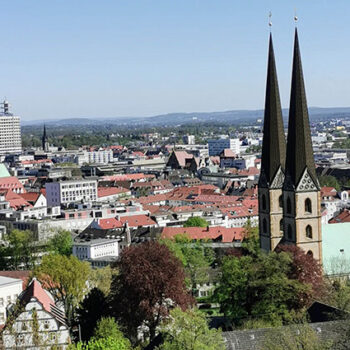 Blick über Bielefeld, von der Sparrenburg aus – Top Standort für Immobilienhändler Bielefeld - Mehr dazu auf der Website immobilien-klose.com oder Kontakt: Andreas Klose Immobilienmakler Bielefeld - Tel 0521 1647853.