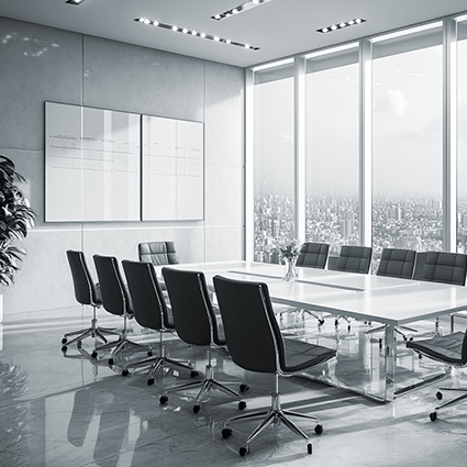 Der Konferenztisch im Büro der Zentrale einer wohlhabenden Familiendynastie und Besitzer eines Family Offices.