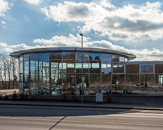 Gewerbeimmobilie verkaufen – Porsche Zentrum Bielefeld: Transformation in ein Top-Restaurant – möglich durch einen führenden Makler für Gewerbeimmobilien. Beste Bewertungen – Immobilien Klose. Kontakt: Tel. 0521 1647853.