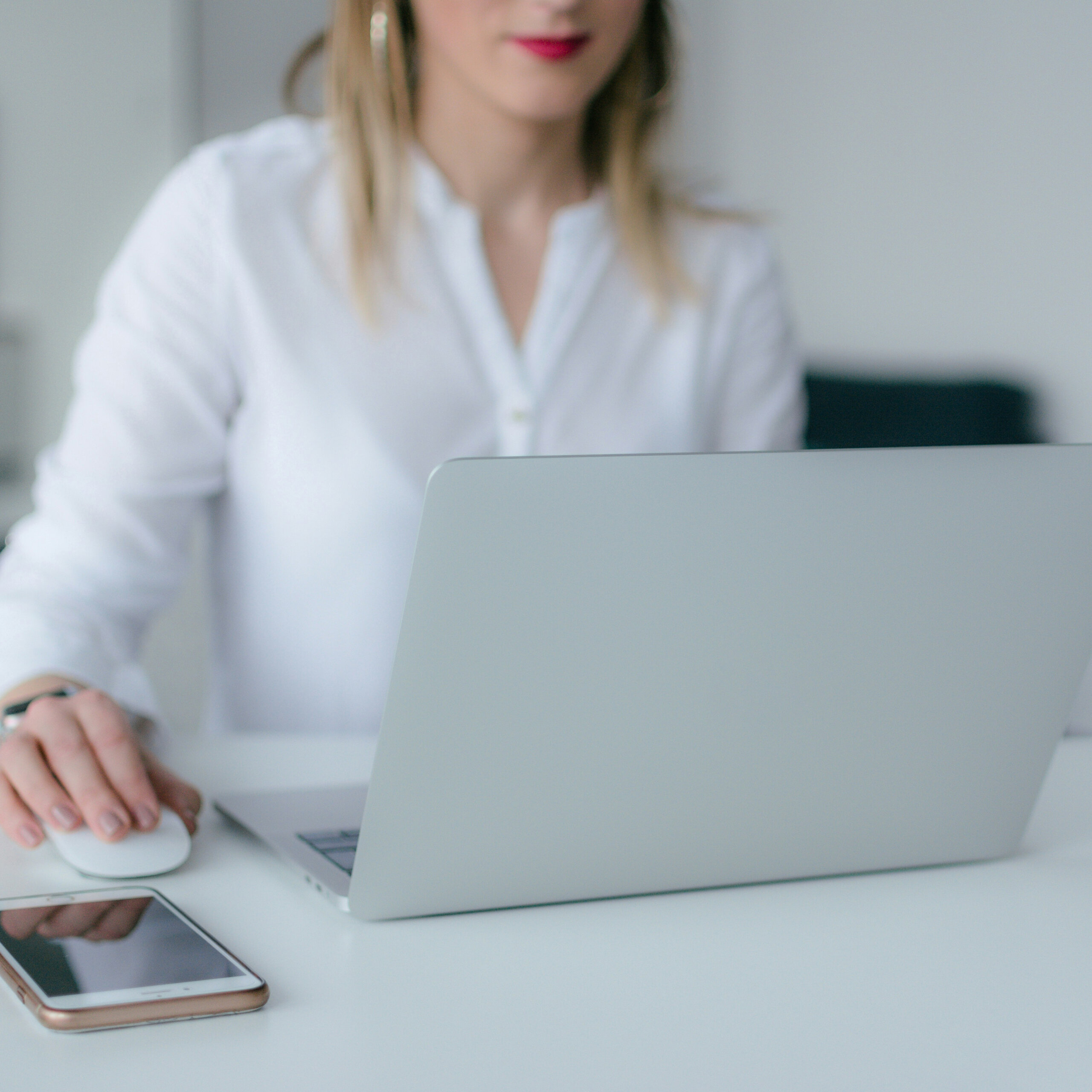 Büro mieten in Bielefeld – Unser immobilie klose Team arbeitet am Laptop, um die perfekte Lösung für Sie zu finden.