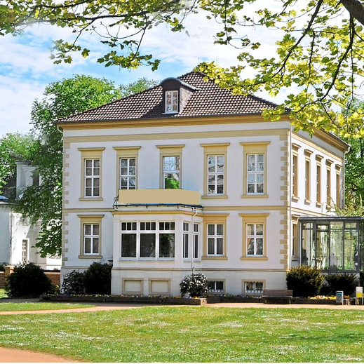 Elegante Stadtvilla in Bielefeld, repräsentativ für hochwertige Immobilien. Dienstleistungen wie Immobilienbewertung, Marktwert-Einschätzung und professionelle Einwertung, weitere Infos über Immobilienmakler Andreas Klose Bielefeld