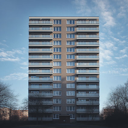 Urbanes Wohnhochhaus ideal für Investoren, die Objekte mit vielen Wohneinheiten und stabilem Mietpotenzial suchen – perfekt abgestimmt auf unser Ankaufsprofil. Kontakt: Andreas Klose Immobilienmakler Bielefeld - Tel 0521 1647853.