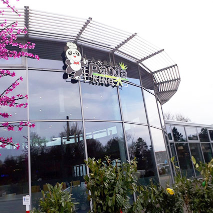 Am Stadtring Bielefeld. Porschezentrum wird Gastrostandort für Pandaking durch immobilien-klose