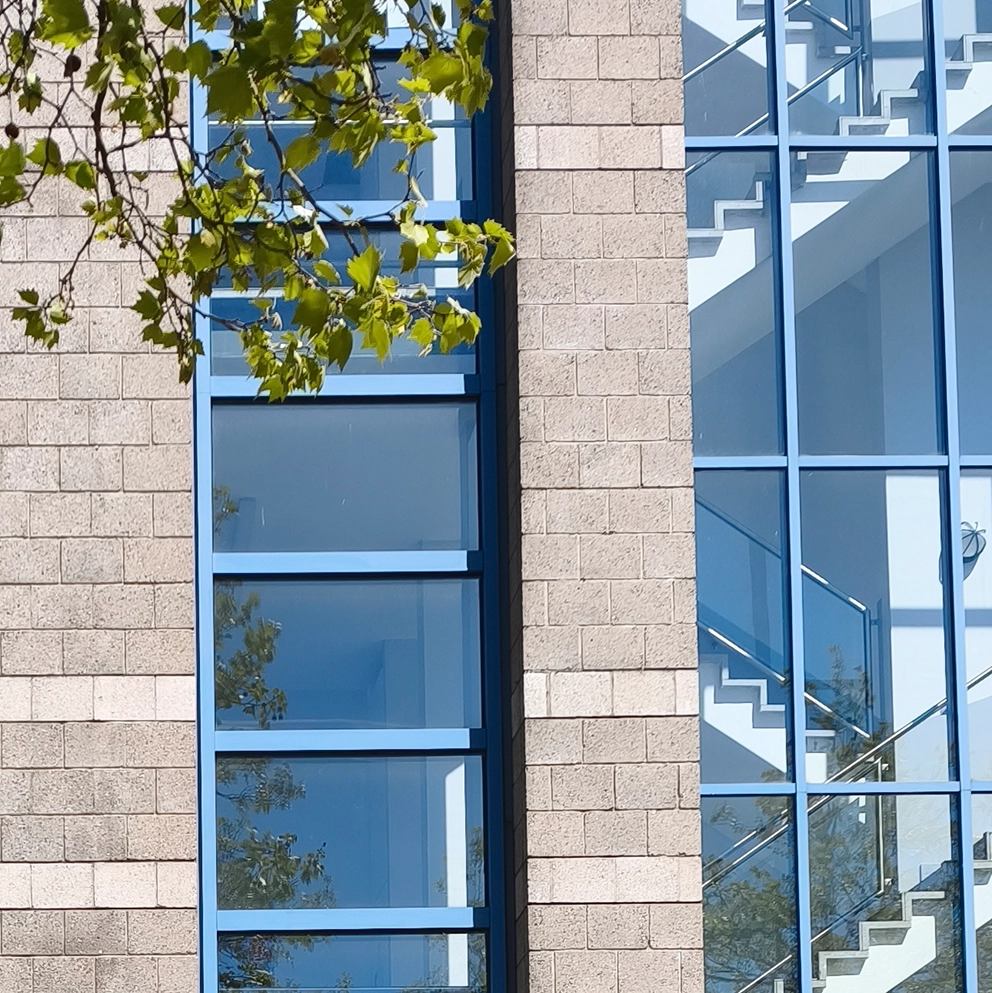 Praxisgebäude in Bielefeld mit geschütztem und zurückhaltend gestaltetem Eingangsbereich