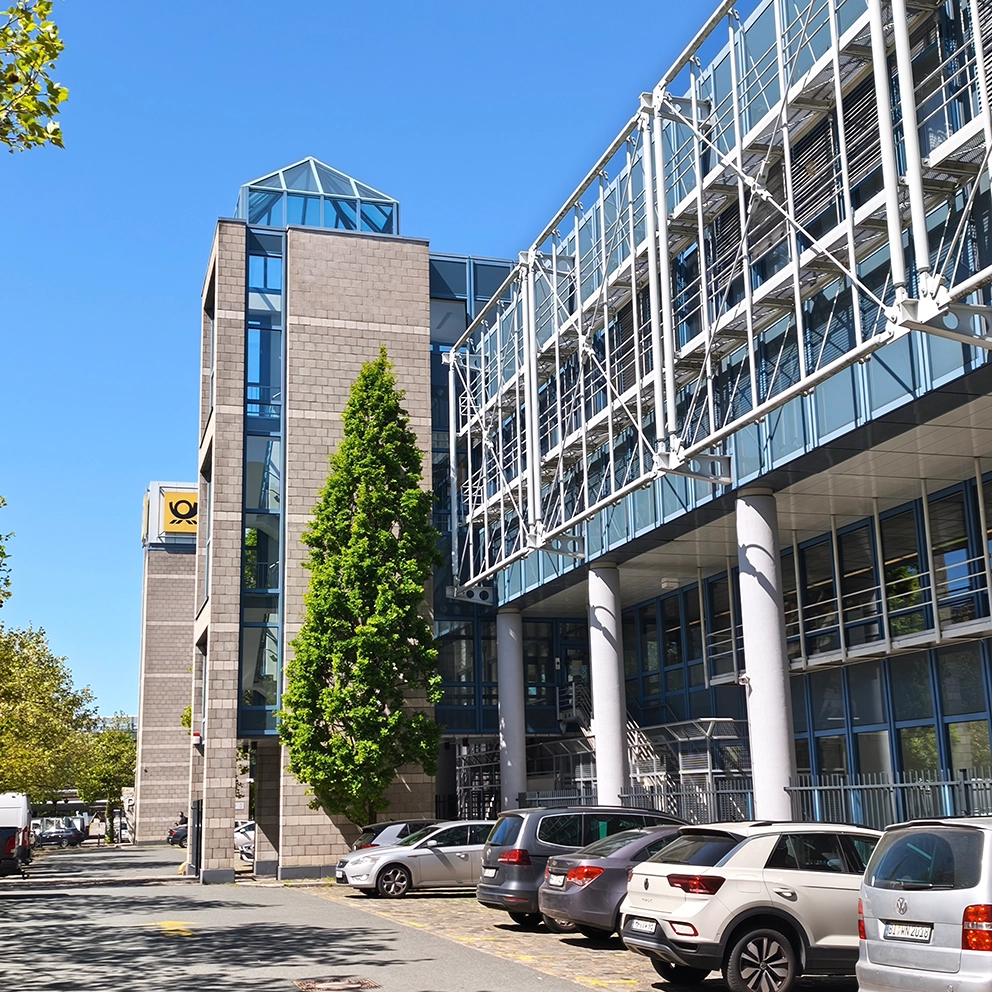 Spezialpraxis in Bielefeld mit ruhig gelegenem und dezent gestaltetem Eingang im hinteren Bereich des Gebäudes.