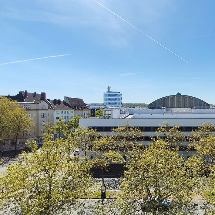 Stadtblich aus Behandlungsraum einer modern gestalteten Arztpraxis in Bielefeld