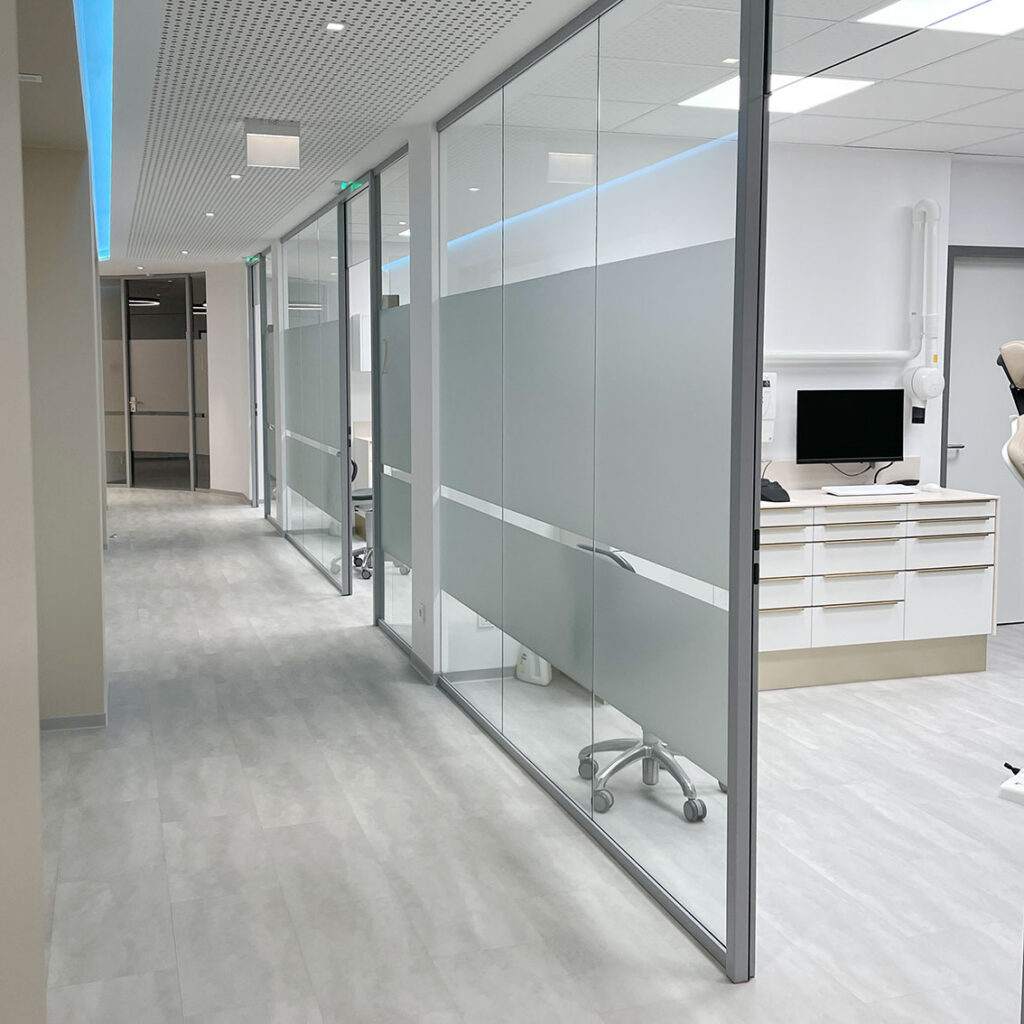 OP Bereich der MKG Praxisklinik am Niederwall in Bielefeld mit klarer Linienführung, immobilien-klose