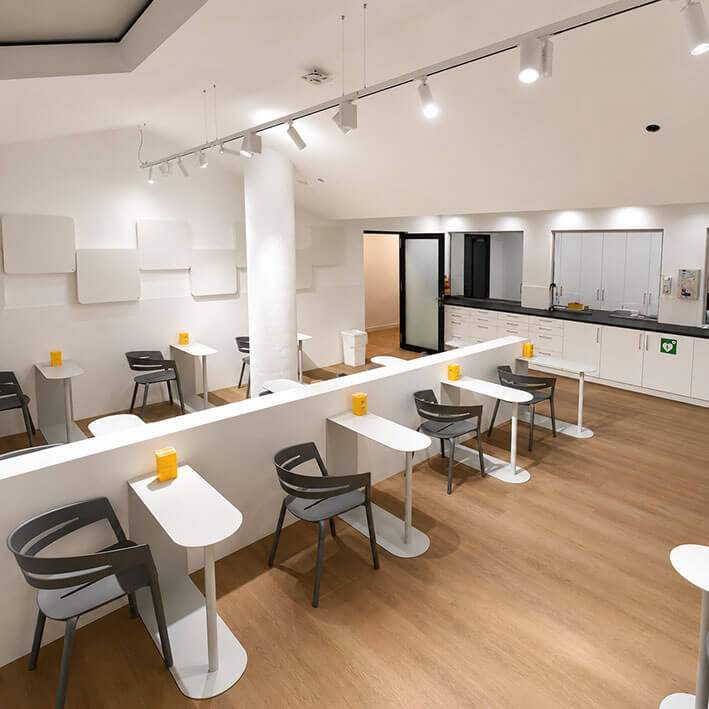 Heller Behandlungsraum einer modern gestalteten Spezialpraxis in Bielefeld